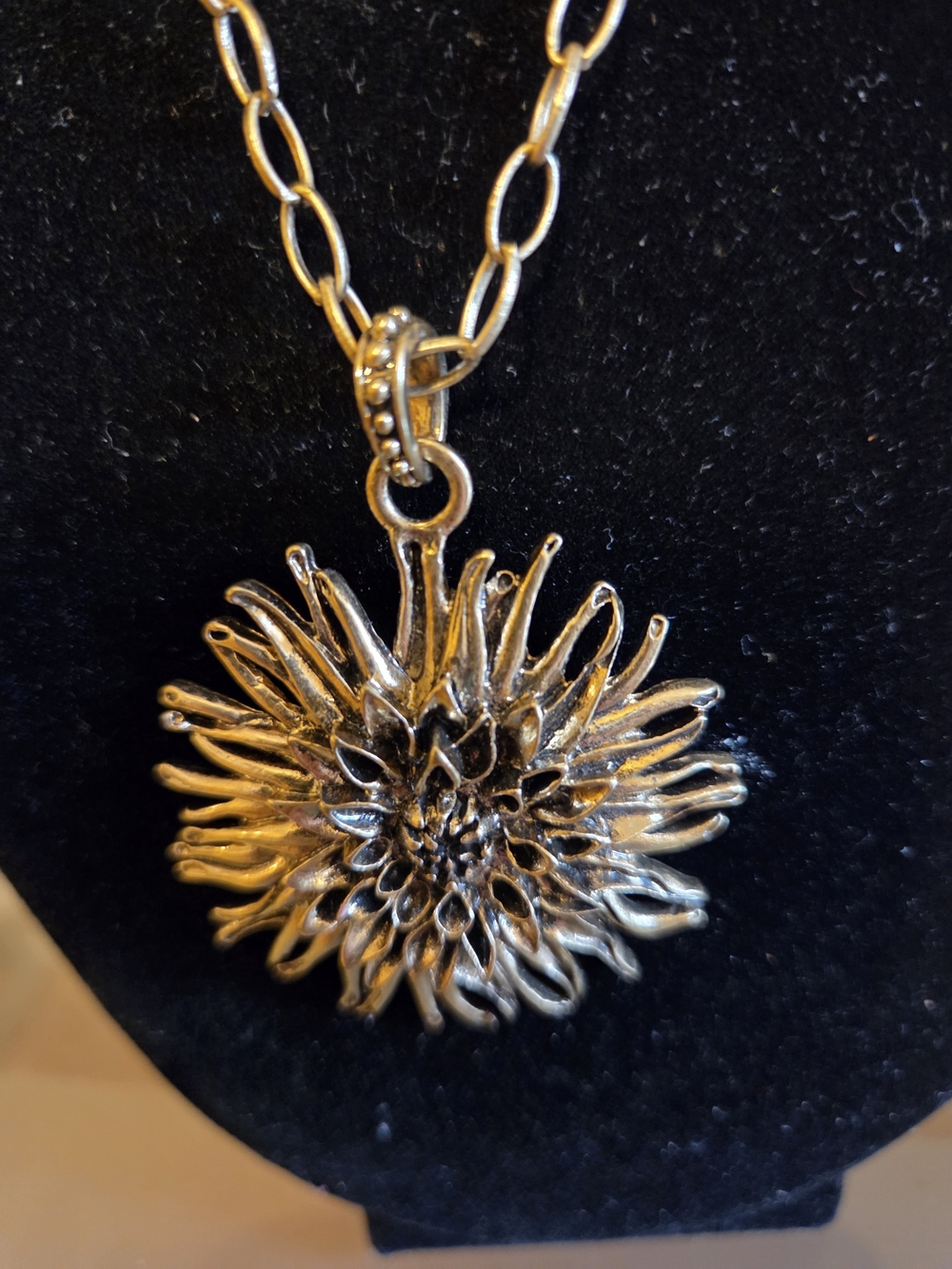 Source Unknown Silver Floral Sunflower Pendant Necklace